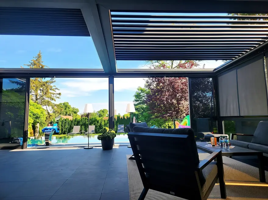 Bioklimatik pergola + Giyotin cam + Zip perde — Berlin, Almanya