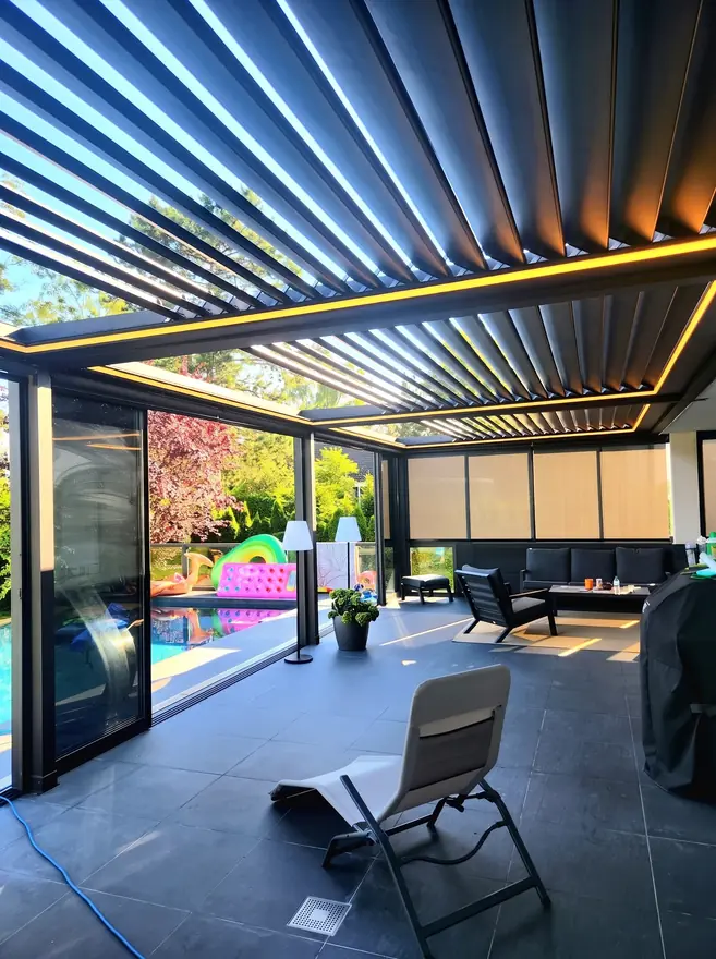 Bioklimatik pergola + Giyotin cam + Zip perde — Berlin, Almanya