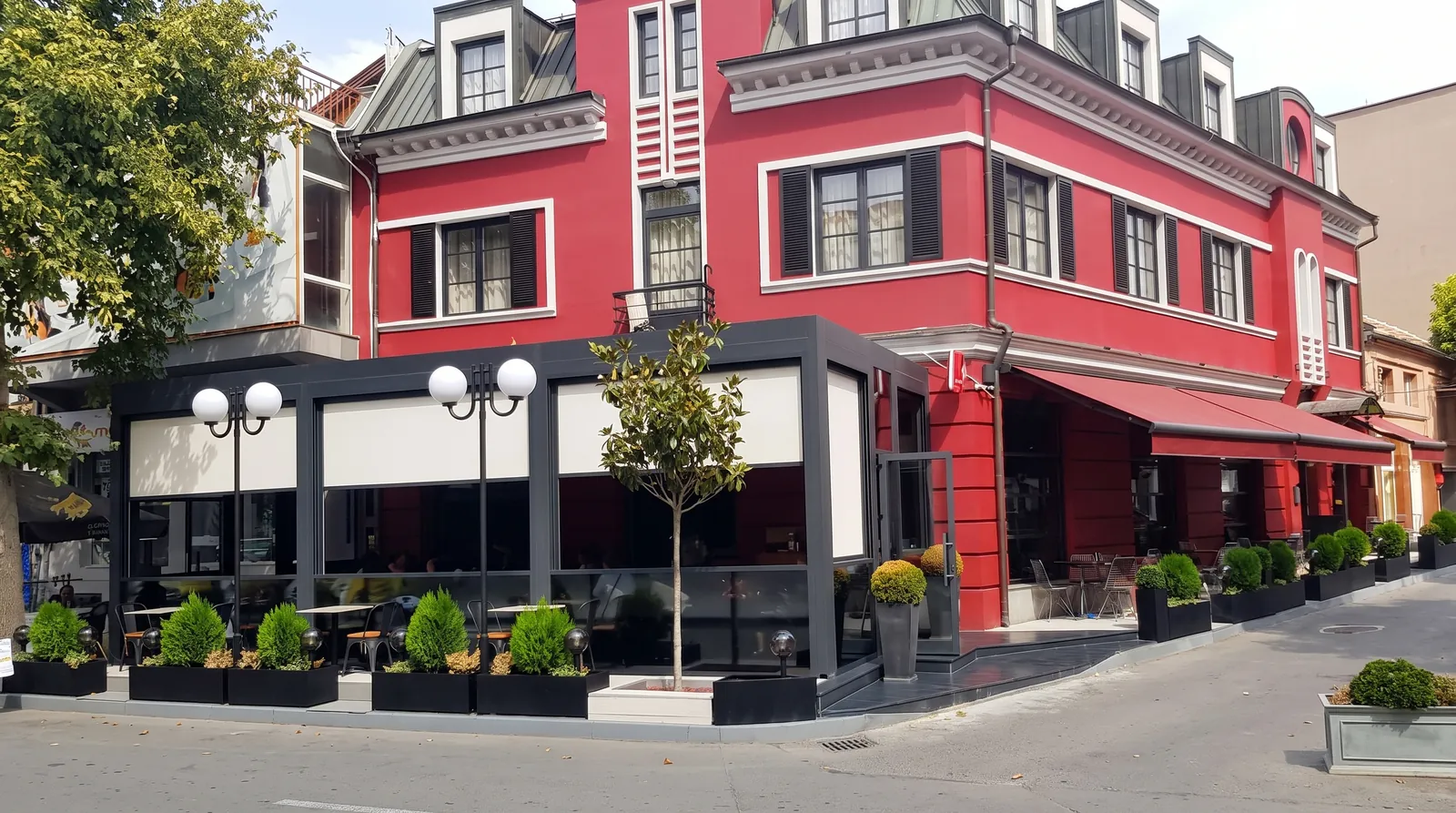 Bioklimatik pergola + Giyotin cam + Otomatik kapı — Bulgaristan