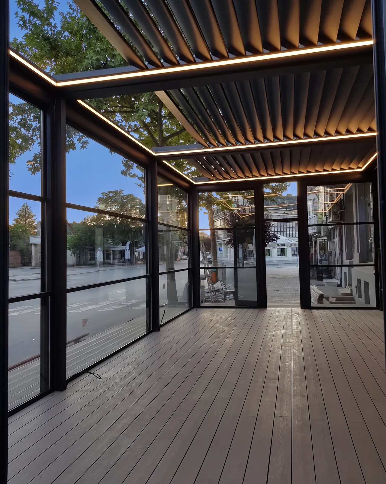 Bioklimatik pergola + Giyotin cam — İtalya